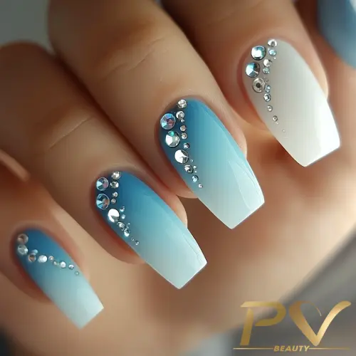unhas-decorada-azul-strass-lindo-pv-beauty-02 Unhas decoradas com esmalte azul e branco em degradê, adornadas com pequenas pedras brilhantes.