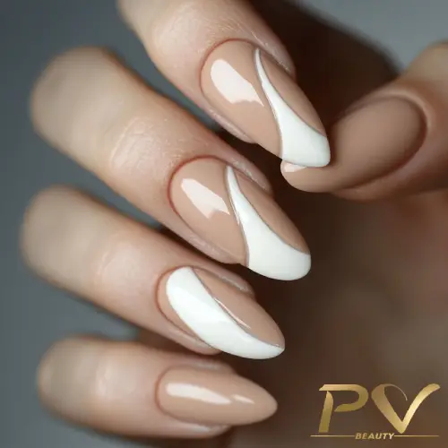 Mão com unhas compridas pintadas em nude e branco, design geométrico elegante. Logo "PV Beauty" no canto inferior.