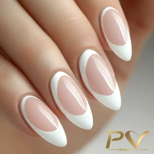 Unhas com esmalte nude e pontas brancas em formato amendoado.
