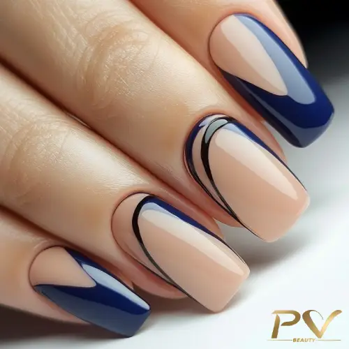 Unhas decoradas com esmalte nude e azul escuro, com detalhes curvos em preto, estilo moderno e elegante.