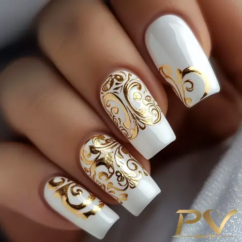 unhas-decoradas-branco-arabescos-dourados-pv-beauty-25 Unhas decoradas com esmalte branco e detalhes dourados em arabescos.