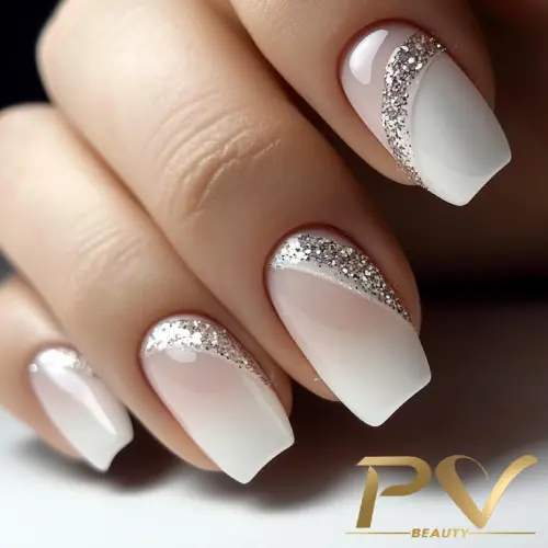 unhas-decoradas-branco-brilho-esmalte-pv-beauty-20 Unhas decoradas em branco e prata com detalhes brilhantes, exibindo um design elegante e sofisticado.