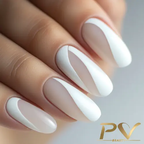 unhas-decoradas-branco-curvas-elegantes-pv-beauty-28 Unhas com esmalte branco em design geométrico e minimalista.