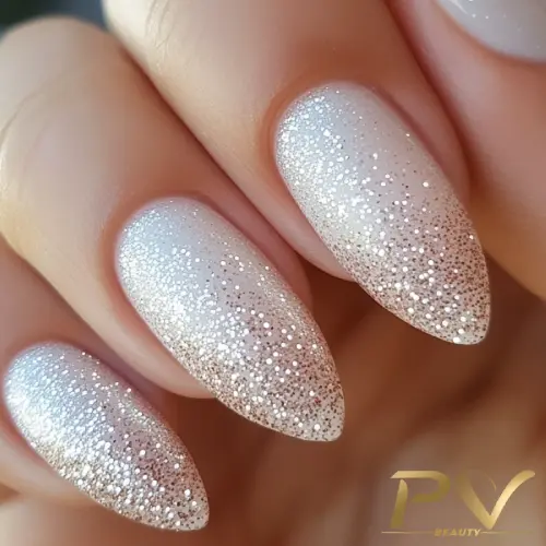 unhas-decoradas-branco-glitter-pv-beauty-02 Unhas com esmalte branco e glitter prateado, em formato amendoado e acabamento brilhante.