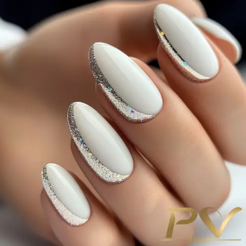 unhas-decoradas-branco-glitter-pv-beauty-05 Unhas ovais brancas com bordas prateadas brilhantes, estilo elegante e moderno.