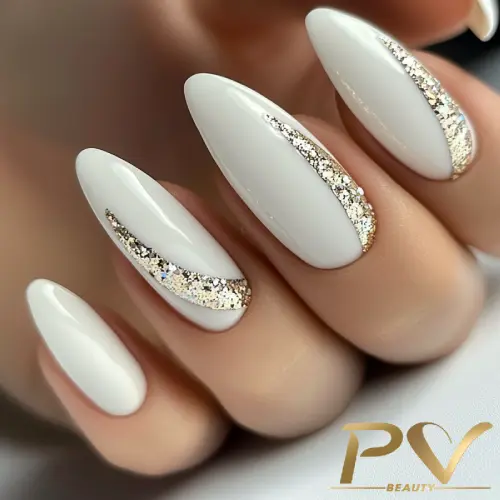 unhas-decoradas-branco-leve-dourado-pv-beauty-22 Unhas decoradas com esmalte branco e detalhes em glitter prateado ao longo das bordas.