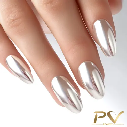 unhas-decoradas-branco-metalizado-esmalte-lindo-pv-beauty-14 Unhas com esmalte metálico prateado em acabamento brilhante e formato amendoado.