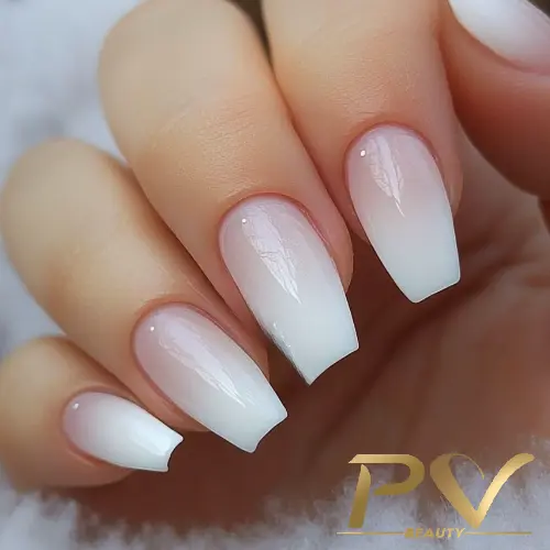 unhas-decoradas-branco-ombre-rose-pv-beauty-11 Unhas com esmalte em estilo degradê branco em fundo desfocado.