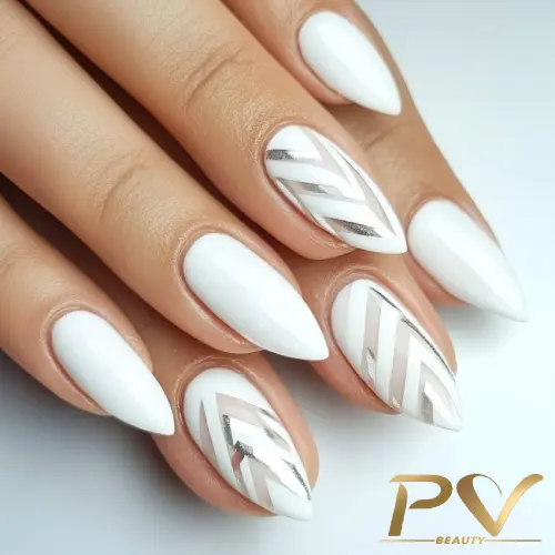 unhas-decoradas-branco-prateado-pv-beauty-21 Mão com unhas longas e brancas, decoradas com detalhes geométricos prateados em duas unhas.