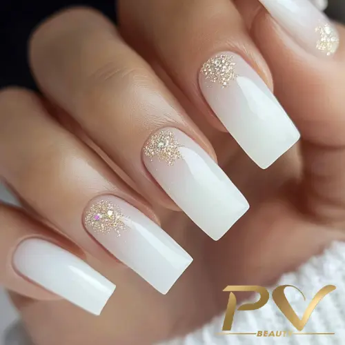 unhas-decoradas-branco-quadradas-glitter-pv-beauty-15 Unhas longas e quadradas com esmalte branco e detalhes em glitter dourado nas pontas.