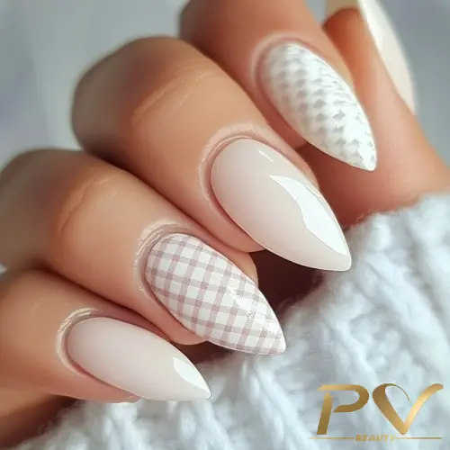 unhas-decoradas-branco-xadrez-vichy-pv-beauty-10 Unhas decoradas com esmalte nude, detalhes em xadrez e textura.