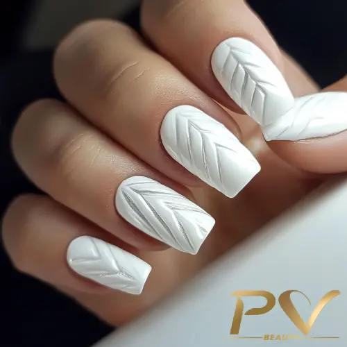 unhas-decoradas-branco-zig-zag-pv-beauty-18 Unhas decoradas com esmalte branco e textura em relevo em padrão geométrico.