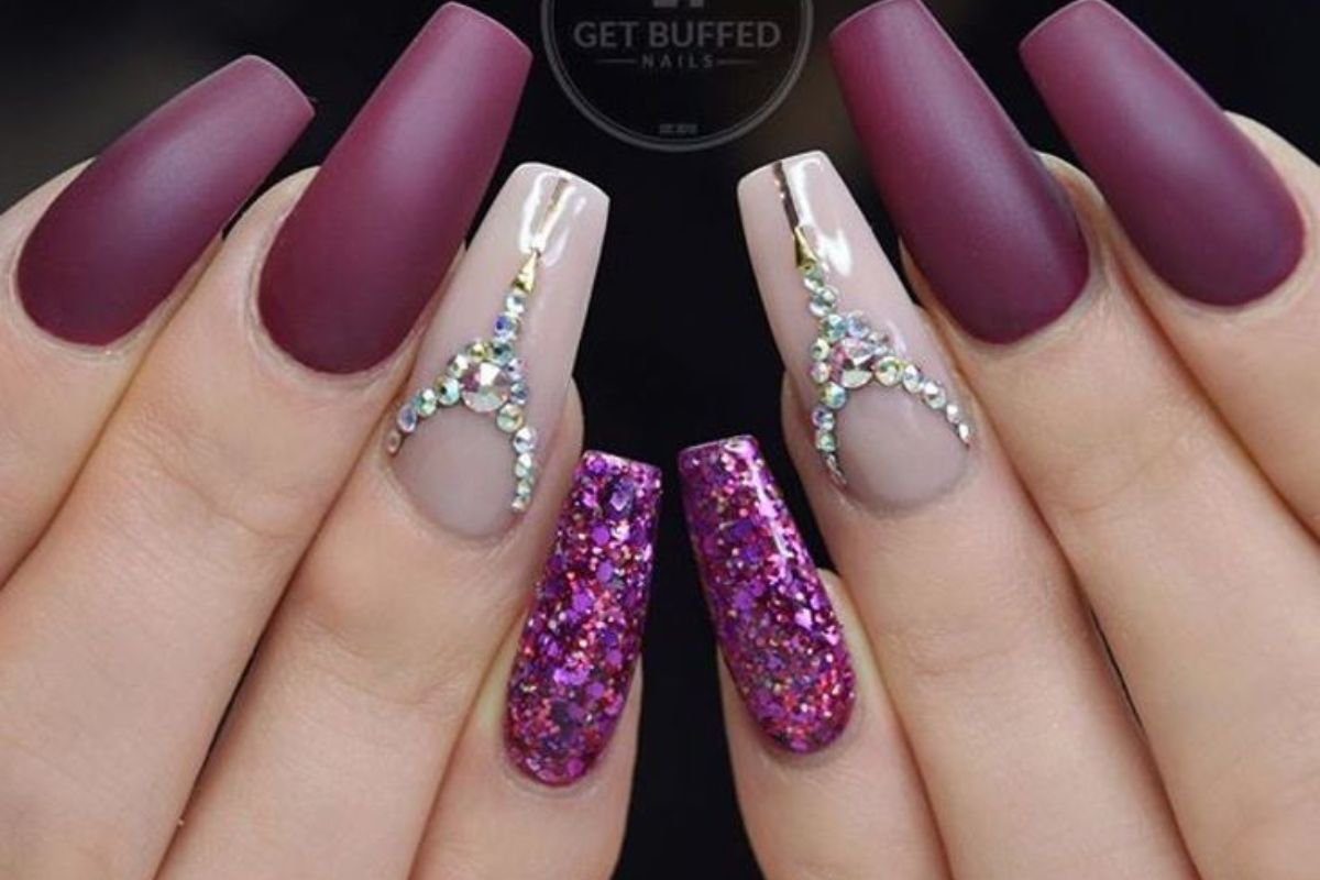 unhas decoradas em roxo fosco
