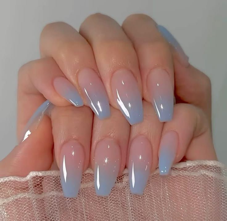 unhas degrade de azul bailarina