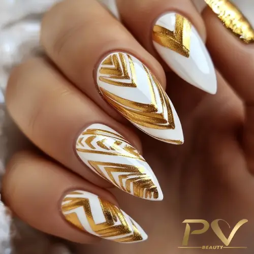 Unhas douradas elegantes com acabamento brilhante, inspiração de design moderno.