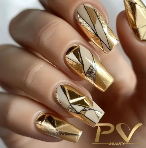Unhas decoradas com esmalte dourado e padrões geométricos em tons metálicos e neutros.