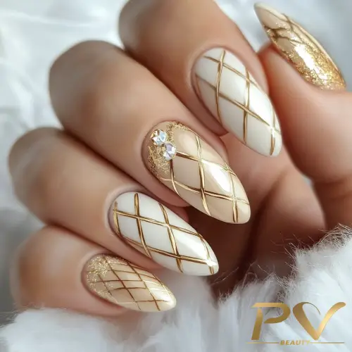 Unhas decoradas com padrão quadriculado dourado e pedras brilhantes sobre fundo branco e dourado.