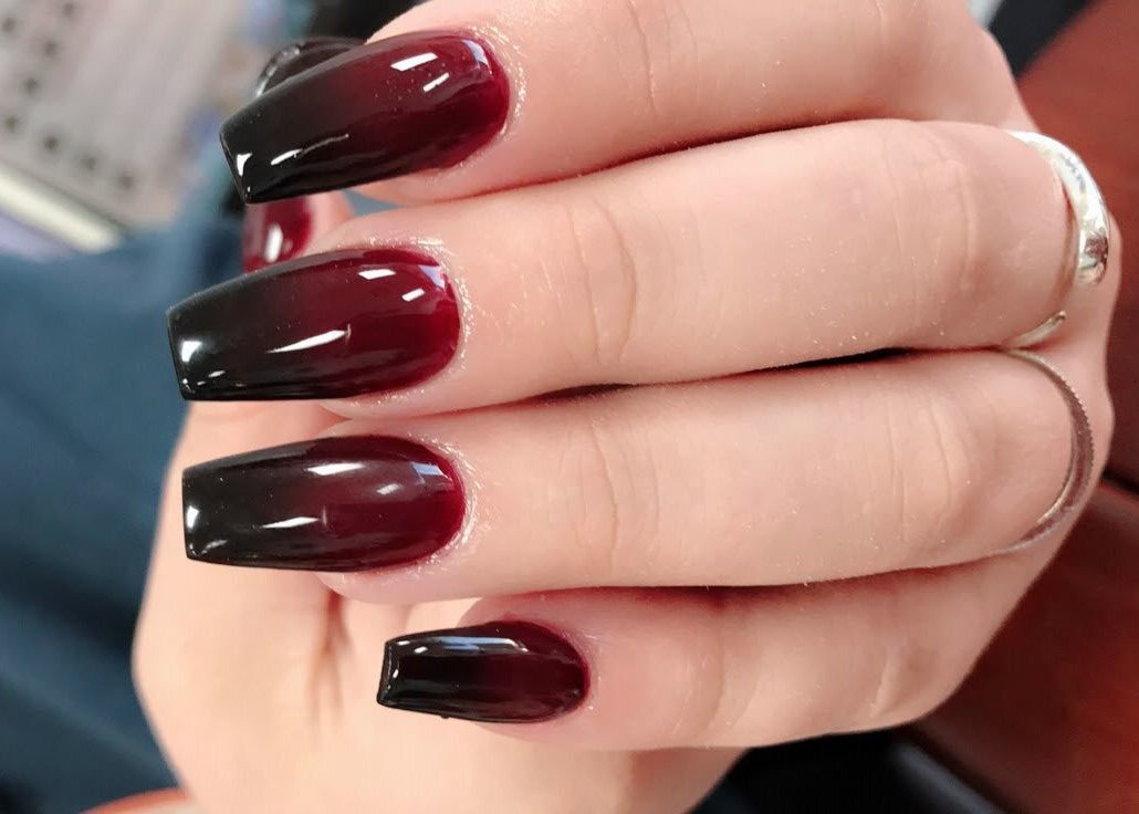 unhas em gel vermelhas para o inverno e1745032823154