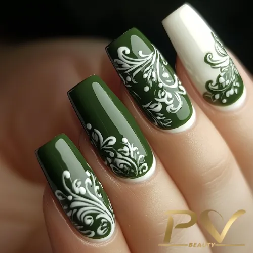 unhas-em-verde-decoradas-arabescos-pv-beauty-06 Unhas decoradas com esmalte verde e branco, apresentando desenhos florais intrincados.