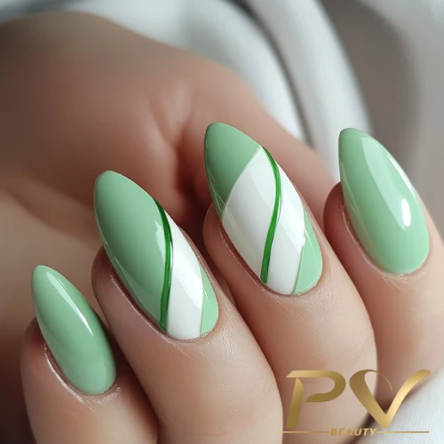 unhas-em-verde-decoradas-curvas-branco-pv-beauty-26 Unhas verdes com design geométrico em branco e linhas verdes, destacando um estilo elegante.