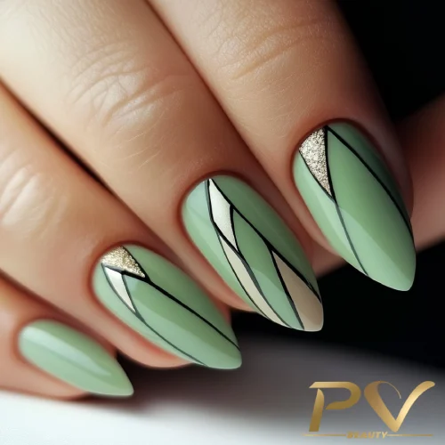 unhas-em-verde-decoradas-formas-geometricas-pv-beauty-25 Mão com unhas decoradas em tons de verde e dourado, com design geométrico moderno e elegante.