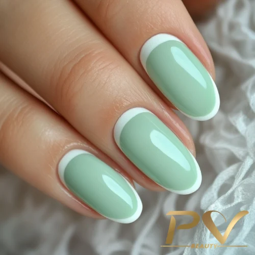 unhas-em-verde-decoradas-francesinha-nail-designer-pv-beauty-02 Unhas decoradas com esmalte verde claro e borda branca, estilo meia-lua, sobre fundo texturizado branco.