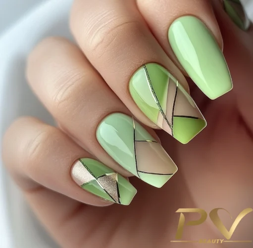 unhas-em-verde-decoradas-geometricas-pv-beauty-05 Unhas com esmalte verde e nude, decoradas com linhas geométricas e detalhes metálicos.