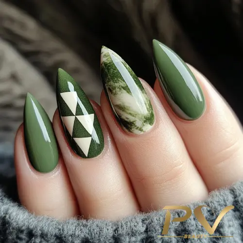 unhas-em-verde-decoradas-marmorizadas-pv-beauty-29 Unhas alongadas com esmalte verde e design geométrico e marmorizado.