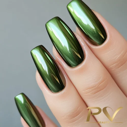 unhas-em-verde-decoradas-metalizadas-escuras-pv-beauty-21 Unhas longas e bem cuidadas com esmalte verde metálico brilhante.