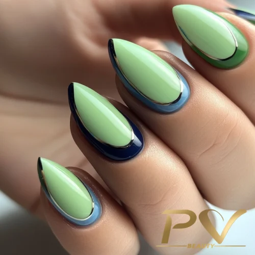 unhas-em-verde-decoradas-mix-cores-azul-pv-beauty-30 Unhas com esmalte verde claro e bordas azul-escuras, em formato pontiagudo e superfície brilhante.