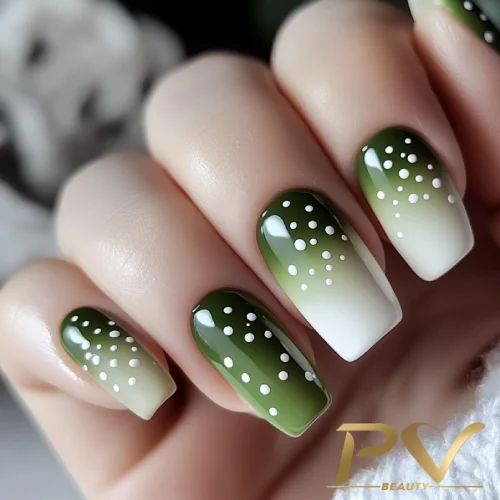 unhas-em-verde-decoradas-poa-pv-beauty-28 Unhas esmaltadas em tons de verde e branco com detalhes de bolinhas brancas.