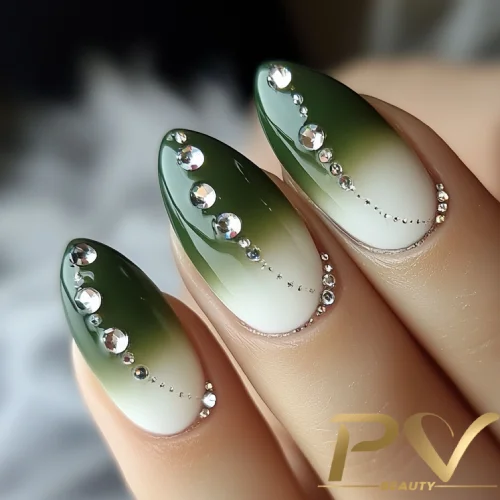 unhas-em-verde-decoradas-strass-pv-beauty-03 Unhas com esmalte em degradê verde e branco, decoradas com pedras brilhantes.