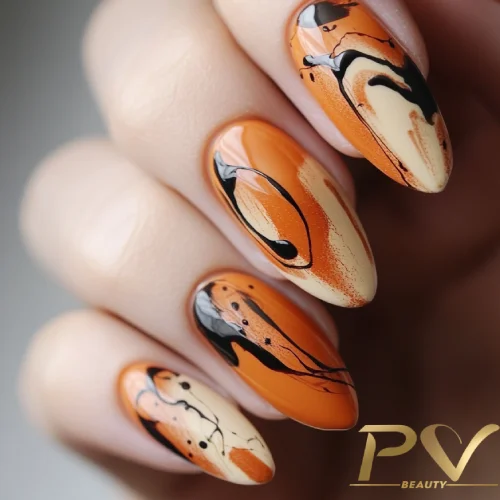 Unhas decoradas com esmalte laranja e detalhes abstratos em preto e bege.