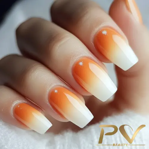 unhas-laranja-decoradas-babyboomer-pv-beauty-27 Unhas com esmalte em degradê do laranja ao branco, em formato quadrado, sobre fundo neutro.