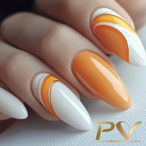 unhas-laranja-decoradas-curvas-assimetricas-pv-beauty-11 Unhas decoradas com esmalte laranja e branco, em padrão geométrico elegante.