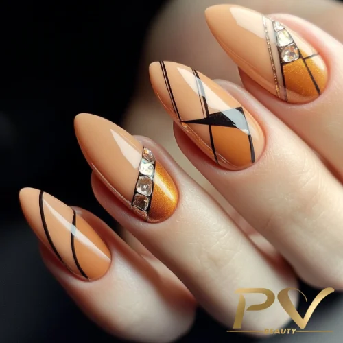 unhas-laranja-decoradas-formas-geometricas-pv-beauty-05 Unhas decoradas com esmalte laranja, linhas pretas e detalhes de pedras brilhantes.