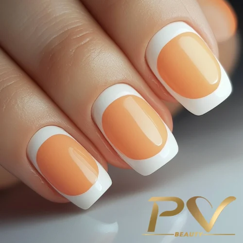 unhas-laranja-decoradas-francesinha-moderna-pv-beauty-23 Unhas com esmalte laranja e bordas brancas bem definidas, com um logotipo no canto inferior direito.