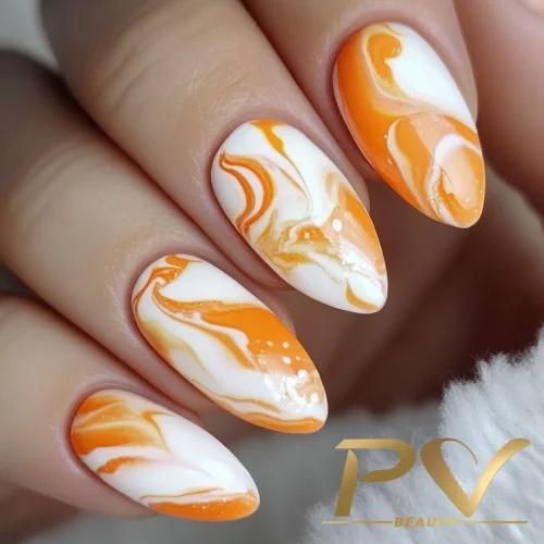 unhas-laranja-decoradas-marmorizadas-esmalte-pv-beauty-18 Unhas com esmalte marmorizado em tons de laranja e branco.