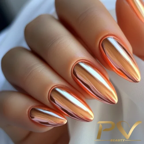 unhas-laranja-decoradas-metalizado-escuro-pv-beauty-21 Unhas com esmalte metálico em tom cobre, destacando-se sobre fundo claro.
