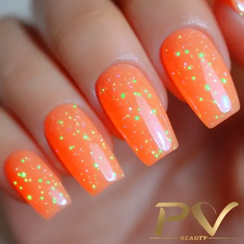 unhas-laranja-decoradas-neon-glitter-pv-beauty-26 Unhas pintadas de laranja brilhante com glitter, mostrando design de manicure vibrante e moderno.