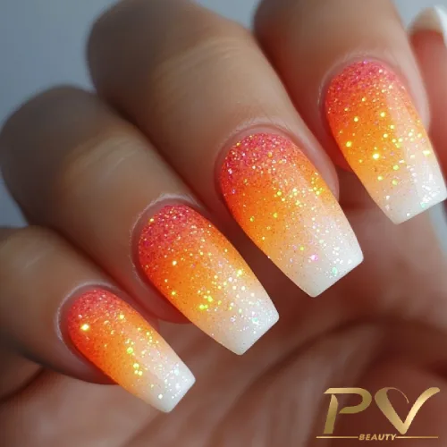 unhas-laranja-decoradas-neon-ombre-glitter-pv-beauty-13 Unhas longas com esmalte em degradê laranja e branco, com brilho cintilante.