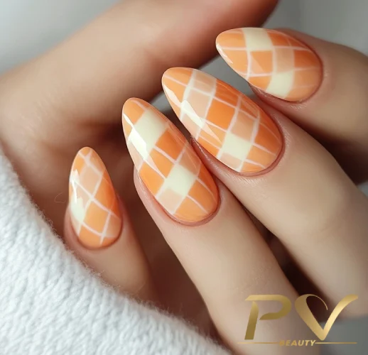 unhas-laranja-decoradas-xadrez-pv-beauty-24 Unhas decoradas com esmalte laranja e padrão quadriculado branco, em formato amendoado.