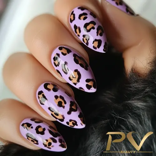 Unhas com esmalte roxo e estampa de leopardo em fundo desfocado.
