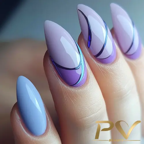 Unhas em formato stiletto com esmalte lilás e detalhes em linhas curvas roxas e pretas.