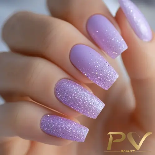 Unhas longas com esmalte lilás e efeito brilhante.