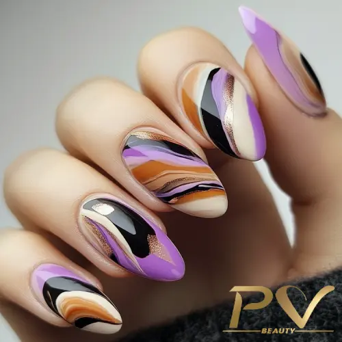 Mão com unhas longas decoradas em tons de roxo, preto, laranja e nude, com design abstrato e brilhante.