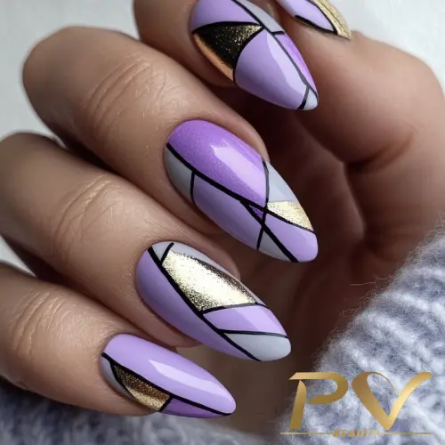 Unhas decoradas com esmalte lilás e detalhes geométricos em dourado e preto.