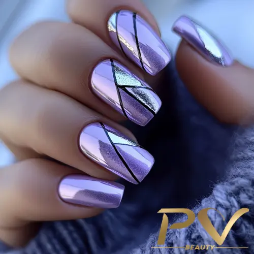 Mão com unhas decoradas em tons de lilás e prata, exibindo um design geométrico.