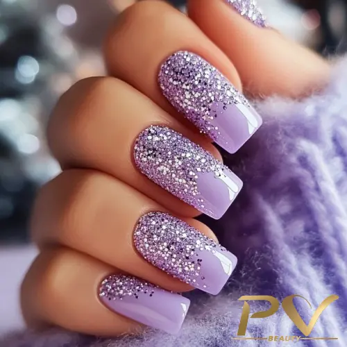 Unhas lilás com glitter, design moderno e elegante para inspiração em nail art.