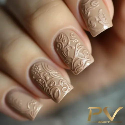 unhas-marrons-arabescos-tom-sobre-tom-decoradas-pv-beauty-23 Unhas decoradas com esmalte bege e desenhos em relevo florais e arabescos.